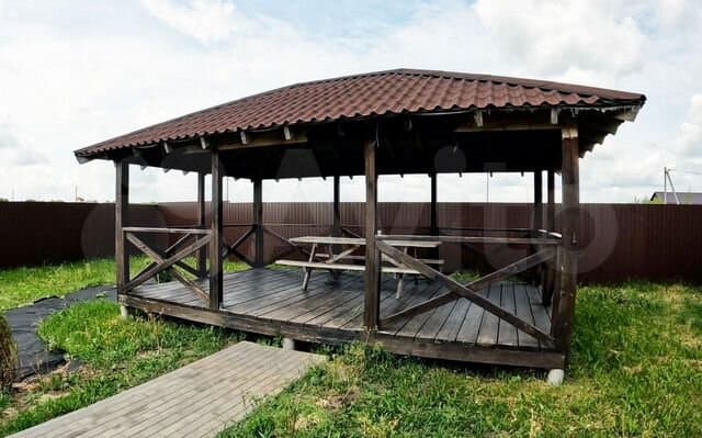 Территория гостевого дома летом